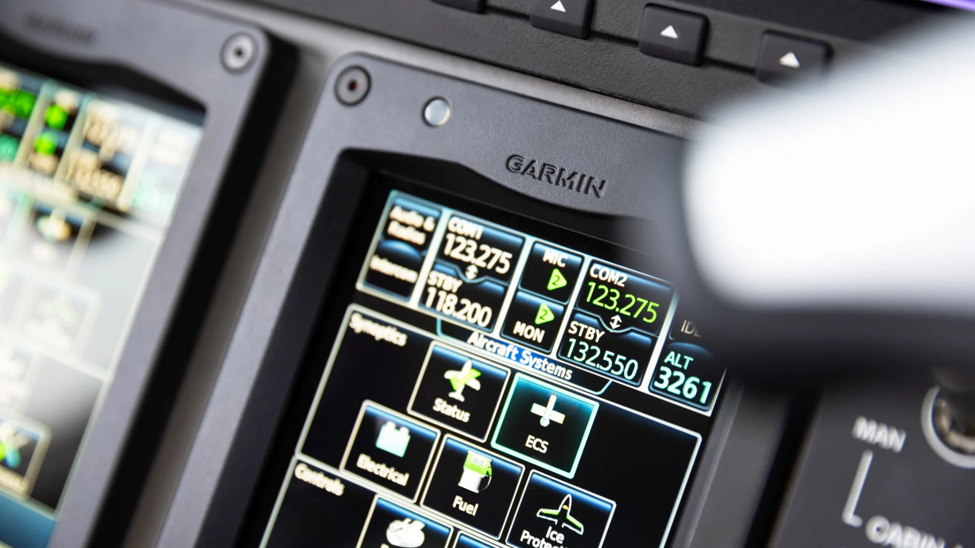 ExecutiveJets-phenom100ex-tech.webp